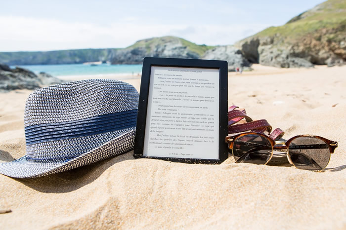 Lire un Ebook sur la plage pendant les vacances